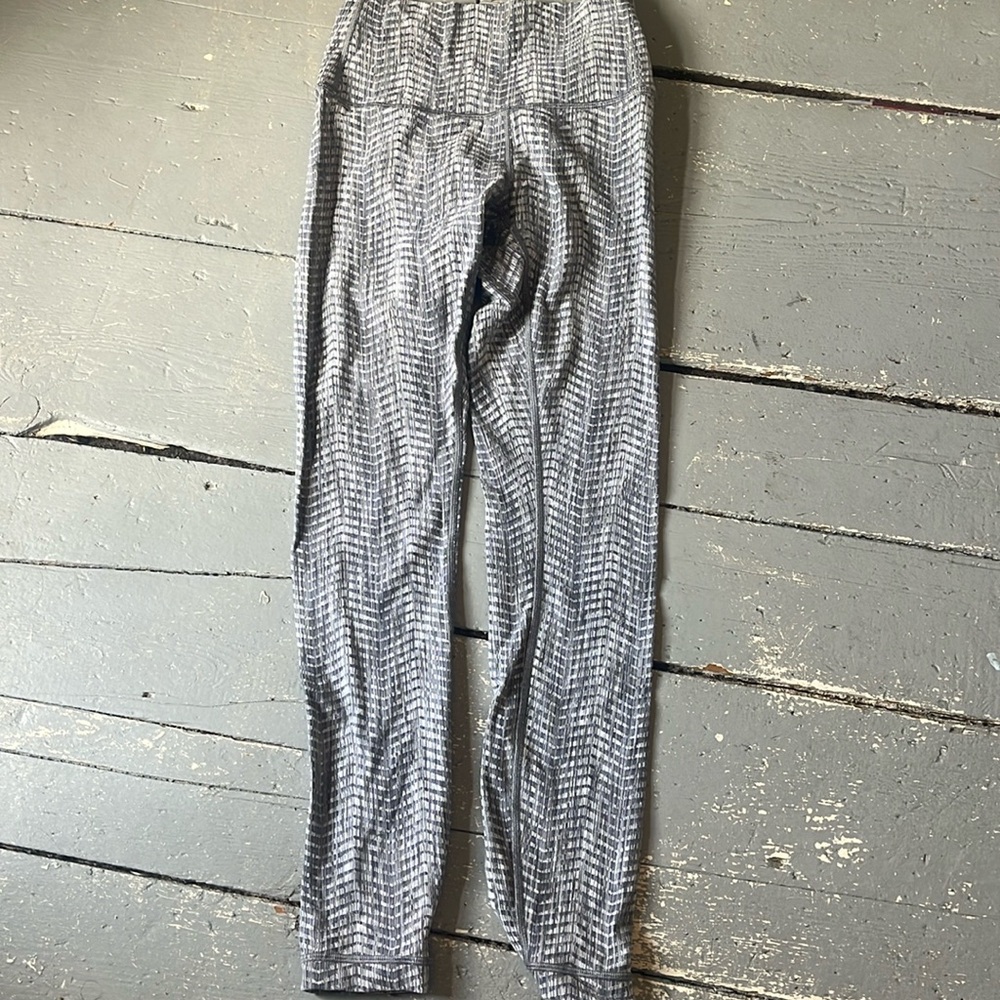 LULULEMON WUNDER UNDERS- size 4